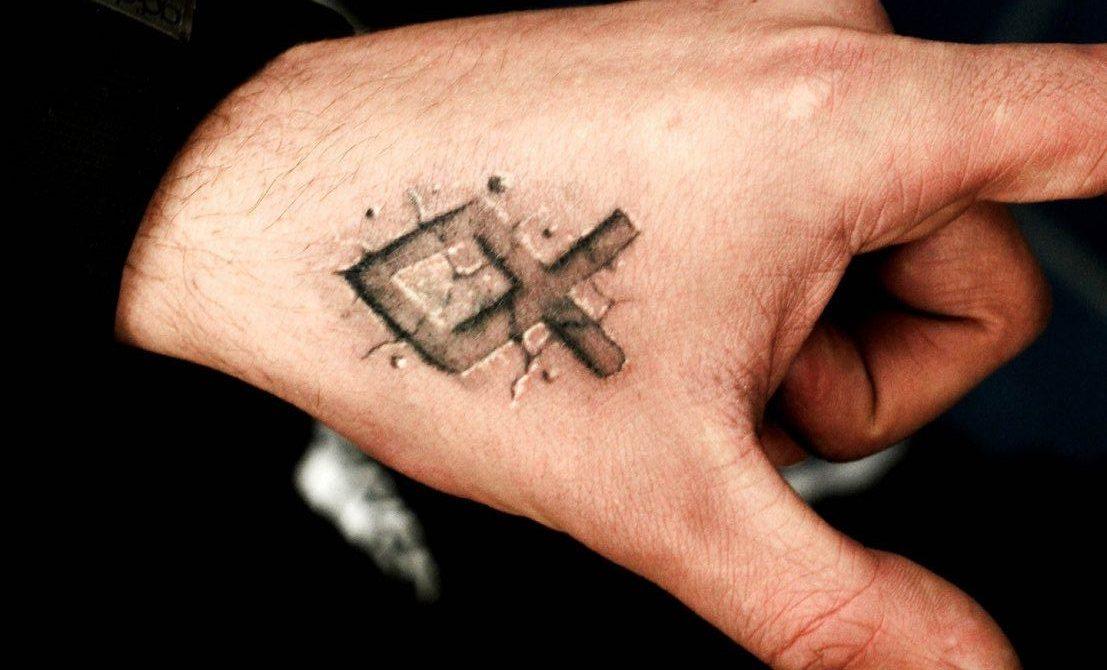 tatuiruotė su slavų runomis ant riešo