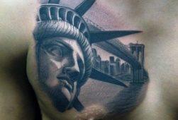 Татуировка статуя свободы на груди