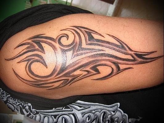 Tetovējuma abstrakcijas vīrieša plecs