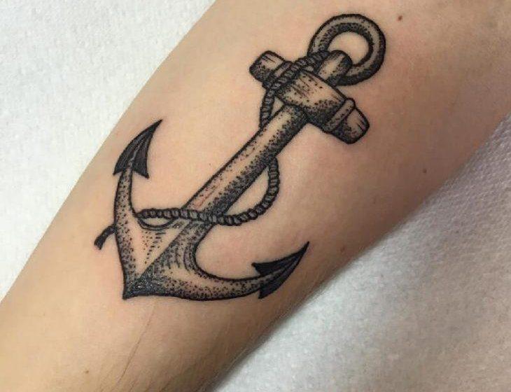 Enkura tetovējums zem elkoņa