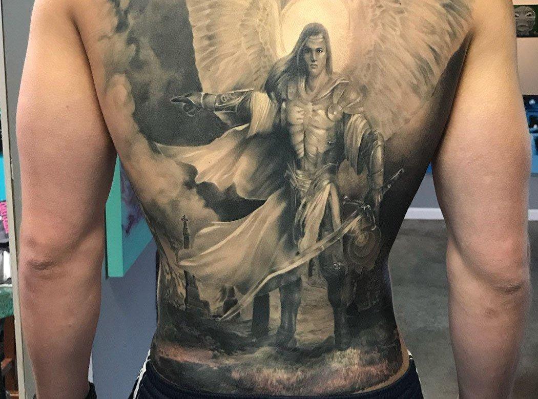 Tatuatge d'arcàngel a tota l'esquena