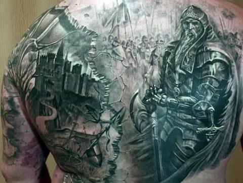Rusų herojaus tatuiruotė atgal