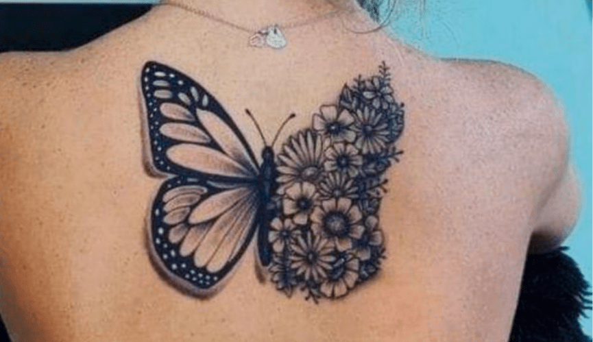Tatuaxe de bolboreta entre omóplatos
