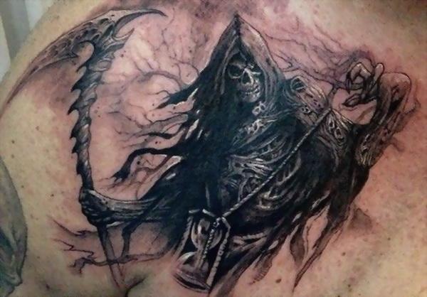 Halál egy kasza tetoválással egy férfi hátán