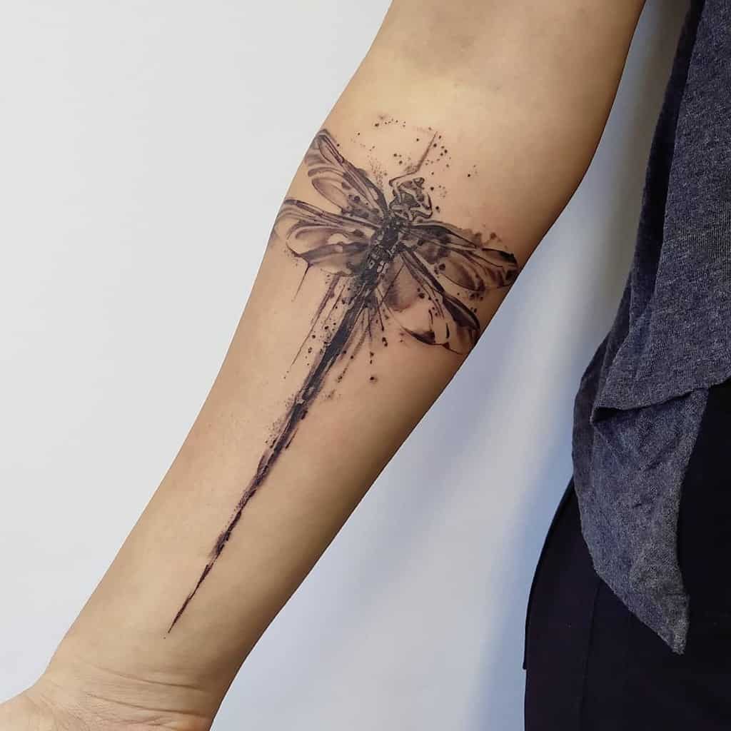 Tatuaxe de libélula no brazo debaixo do cóbado