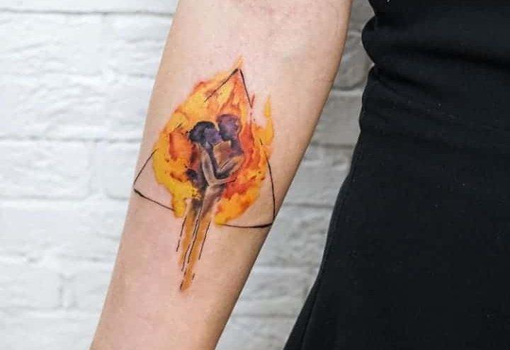 Tűz és láng tetoválás a könyök alatt