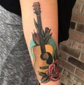 Татуировка гитара рука с розой