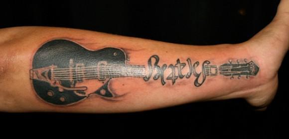 Gitaros rankos tatuiruotė su parašu