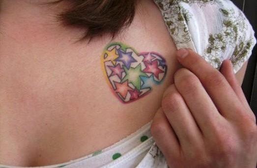 Szív tetoválás a vállán