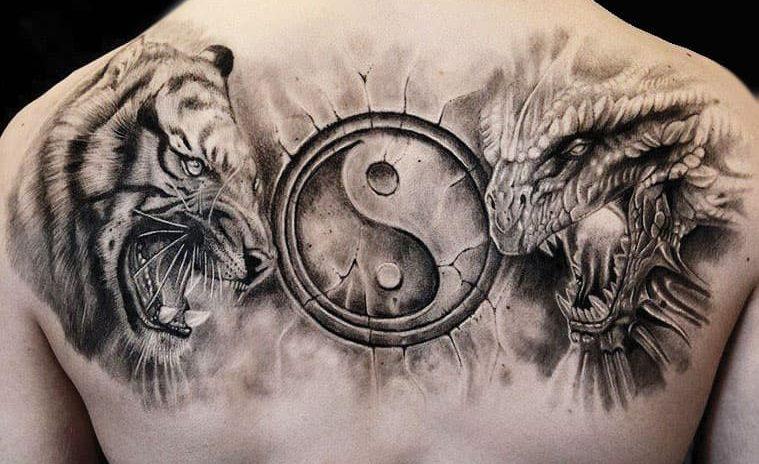 Yin Yang tatuiruotė ant vaikino nugaros
