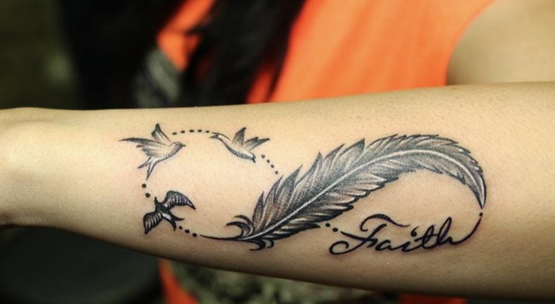 Foto e significado da tatuaxe do sinal infinito no brazo