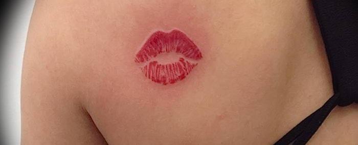 Tattoo in Form eines Kusses auf das Schulterblatt