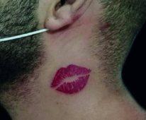 Татуировка в виде поцелуя под ухом