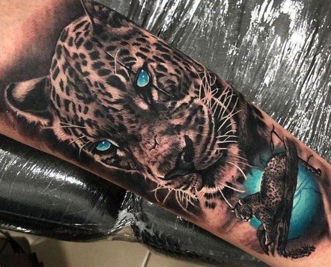 Leopárd tetoválás a kezében