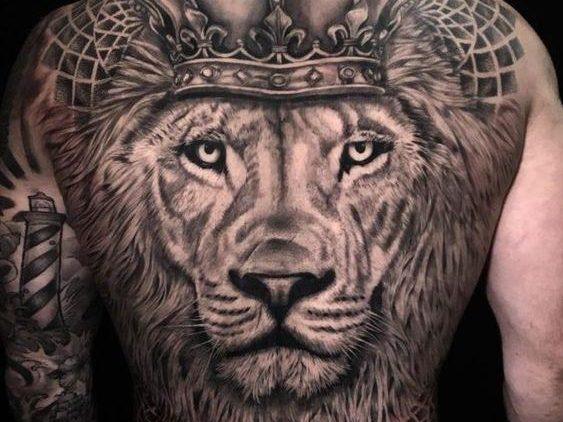 पीठ पर शेर का टैटू