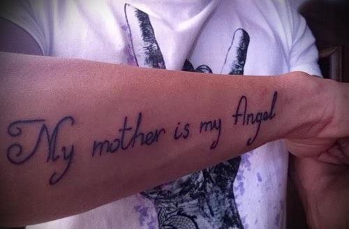 Tatuează-l pe mama mea este îngerul meu sub cot