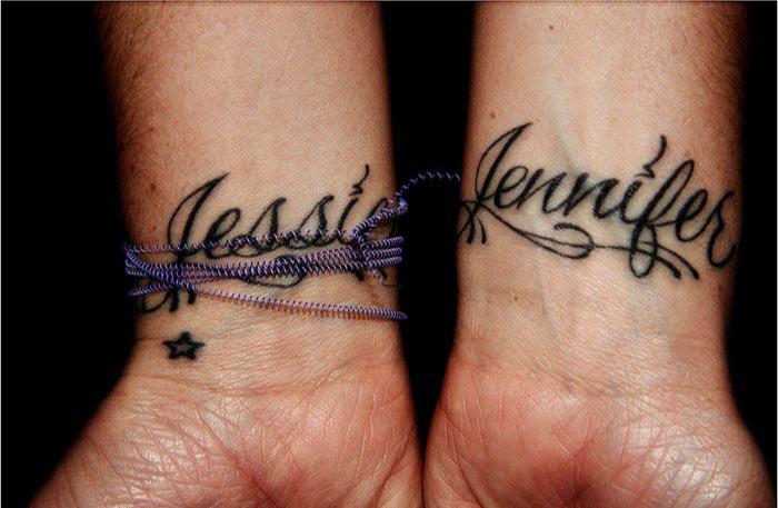 Nomes tatuados no pulso de Jennifer