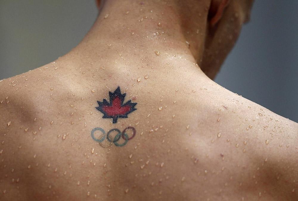 Olimpisko gredzenu tetovējums uz muguras
