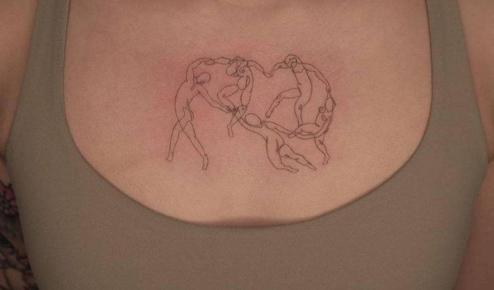 Tatuaxe no peito feminino