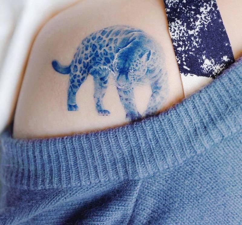 Татуировка ягуар на плече у девушки