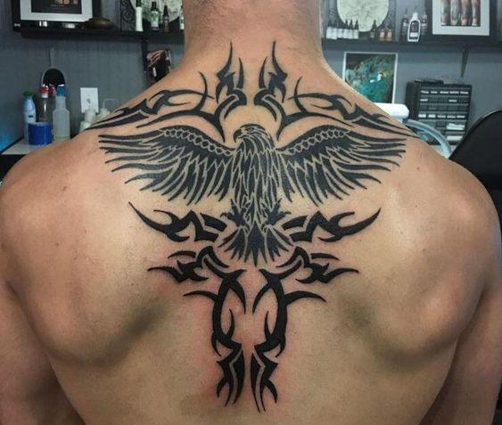 Tatuaxe de paxaro nun trapecio para un home