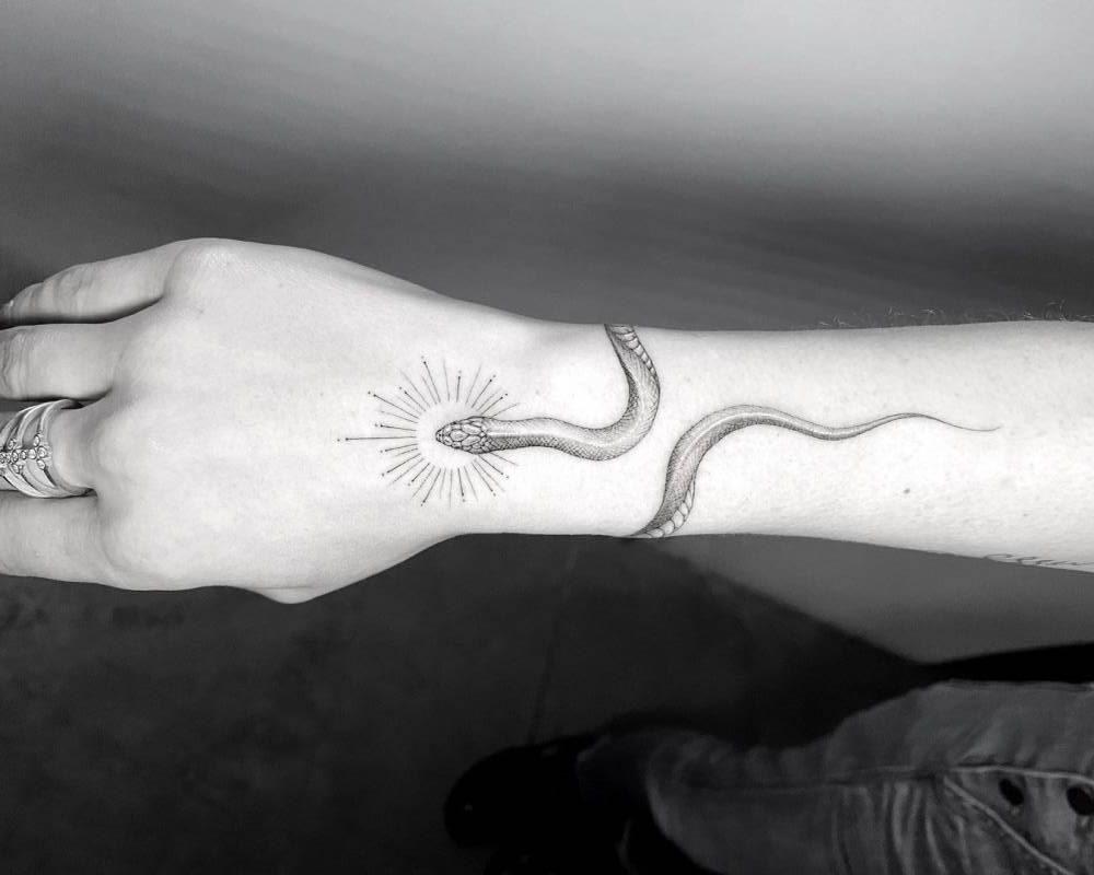 Gyvatės tatuiruotė ant riešo