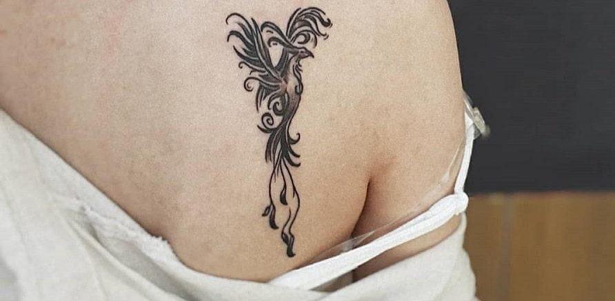 Fenikso tatuiruotė ant merginos nugaros