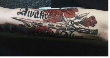 Tatuaj a crescut cu mâna inscripționată cu un cuțit