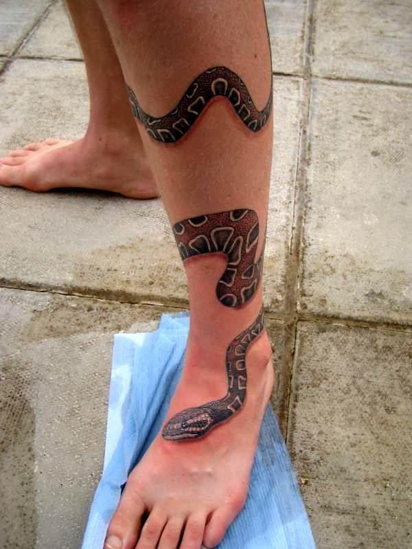 Тату со змеями на ноге