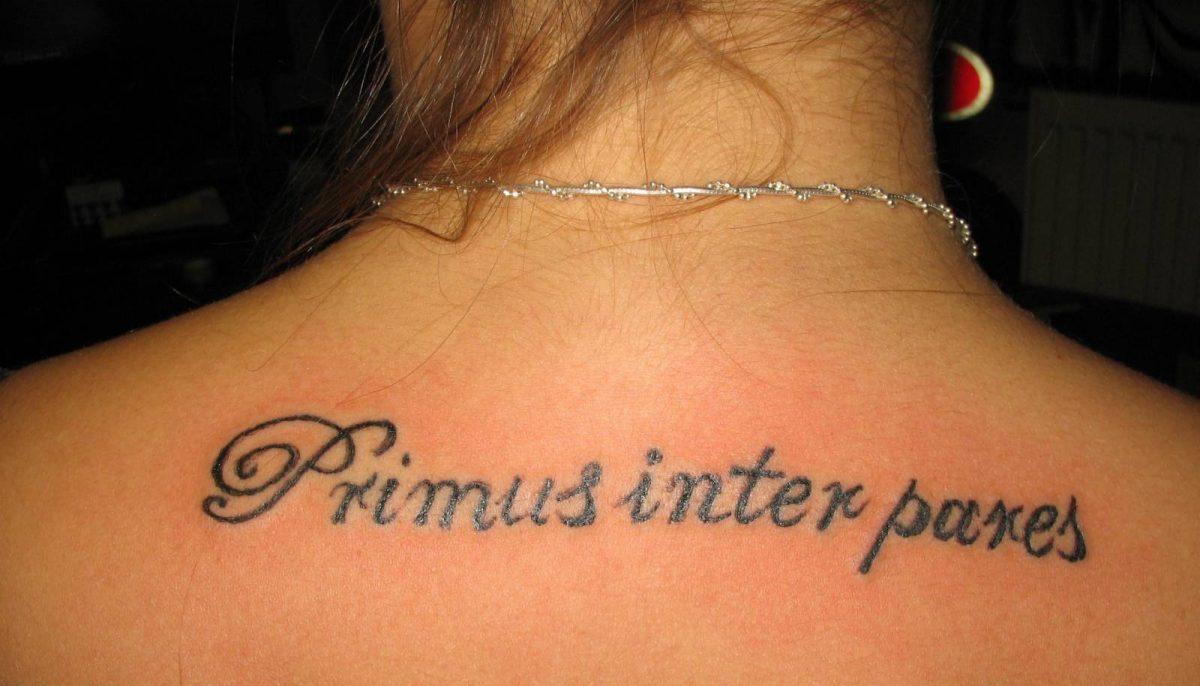 Tetoválás köszönöm a szülőknek az életért latinul a lány hátán