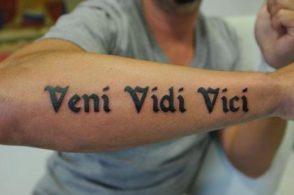 Verani Tattoo - Veni, vidi, vici é uma expressão em latim que significa em  português Vim, vi e venci. Nasceu a partir de uma carta em que o  imperador romano Júlio César