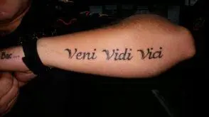 Verani Tattoo - Veni, vidi, vici é uma expressão em latim que significa em  português Vim, vi e venci. Nasceu a partir de uma carta em que o  imperador romano Júlio César