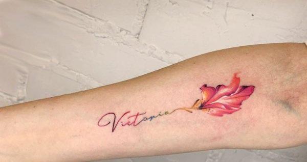 Victoria -tatuointi latinalaiseen käsivarteen