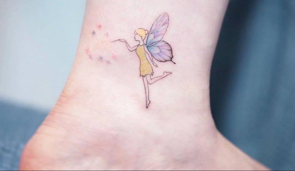 Fe -tatovering på anklen