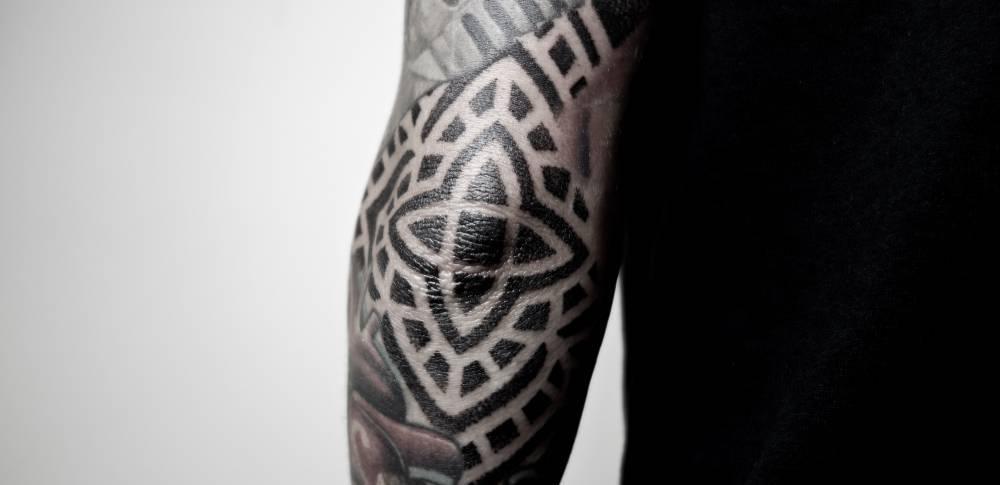 Татуювання з візерунком на лікті