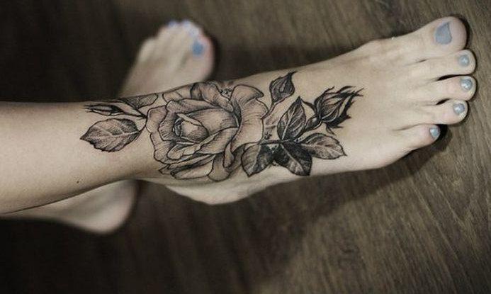 Татуировка роза на стопе для девушки