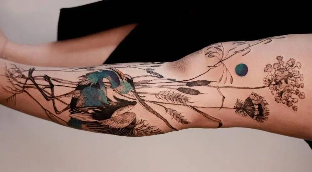 Heron Thiab Paj Tattoo Ntawm Ceg