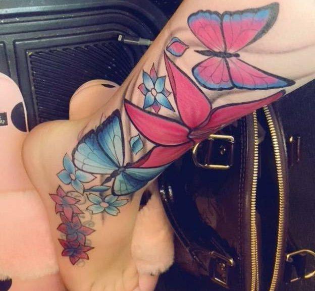 Tatuaxe de bolboreta na parte inferior da perna