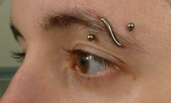 Piercing insolitu di sopracciglia