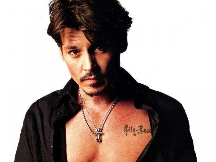 Johnny Depp Tattoo Op der Broscht