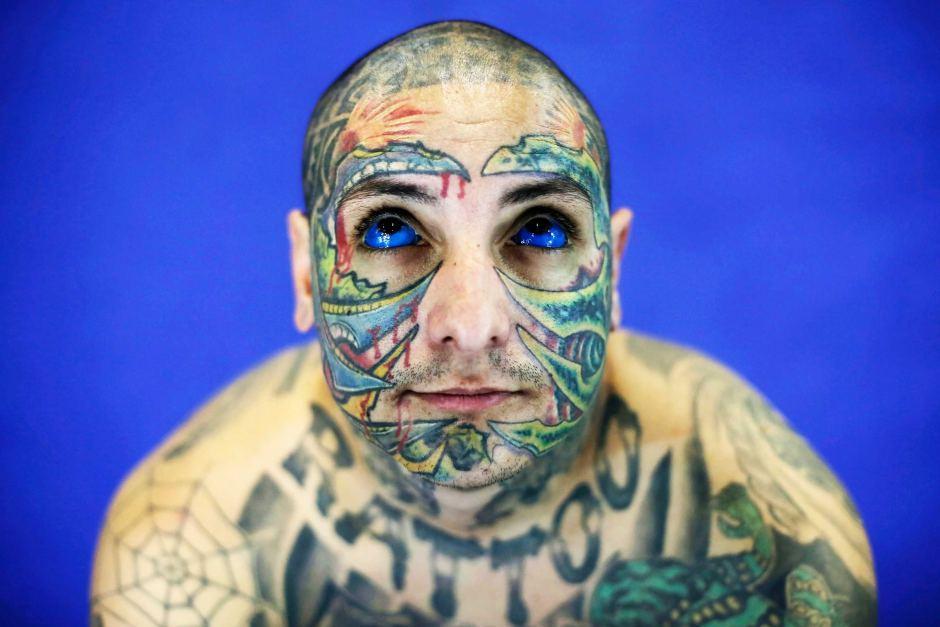 Tatuaj pe ochii unui tip