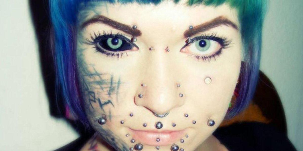 Moteriška tatuiruotė ant akių