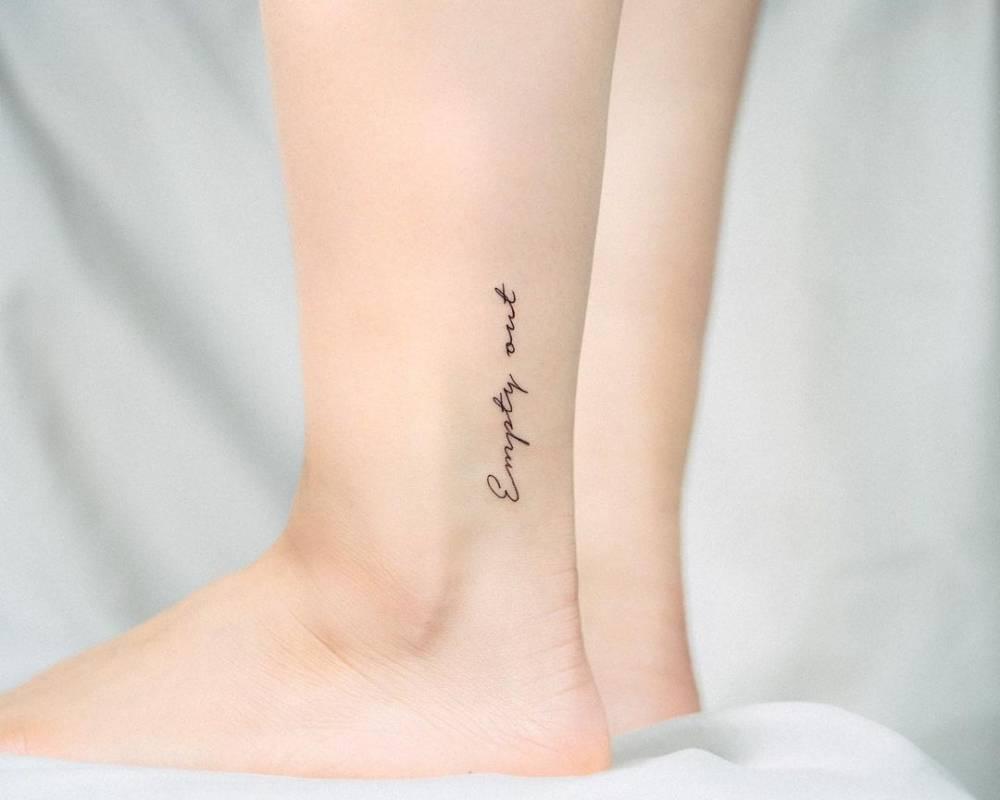 Татуировка на щиколотке у девушки надпись