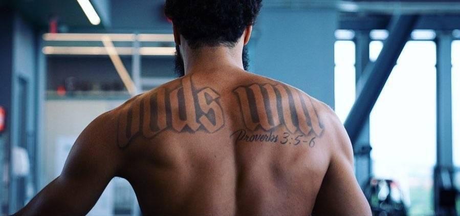 Tatuiruotės užrašas ant vyro nugaros