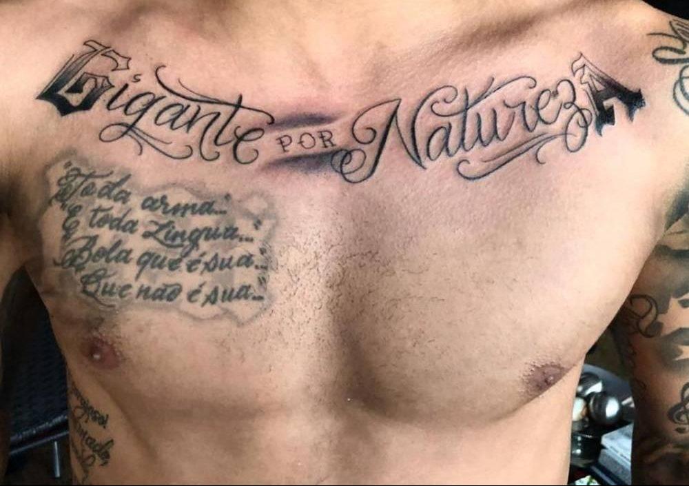 Tattoos op 'e boarst fan in man