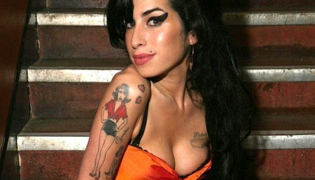 Amy Winehouse tatuiruotė ant peties
