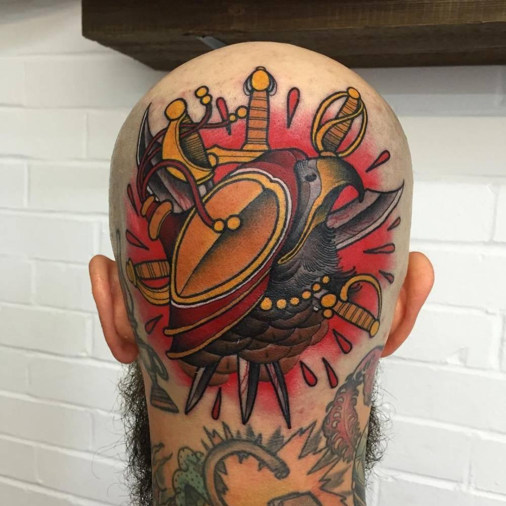 Tatuaxe masculina na parte posterior da cabeza en cor