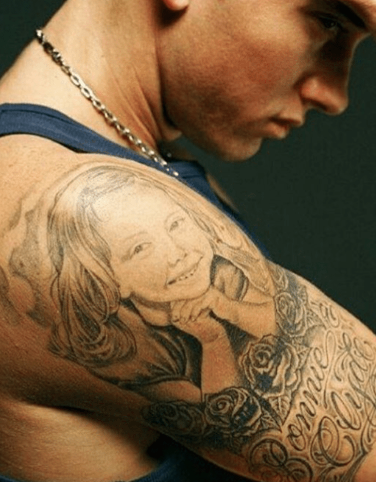 Eminemo tatuiruotė ant dešinio peties