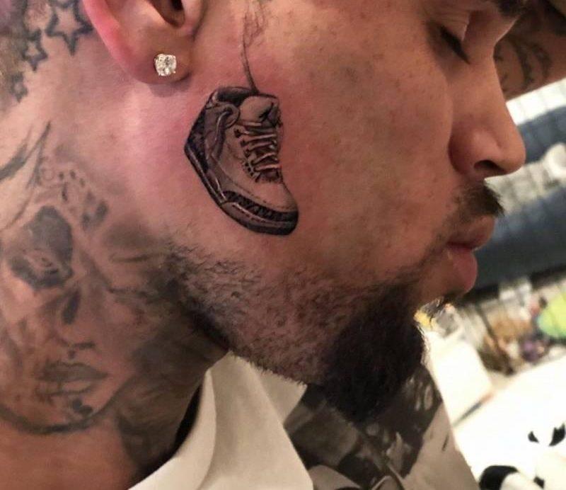 Sneaker tatuiruotė ant veido