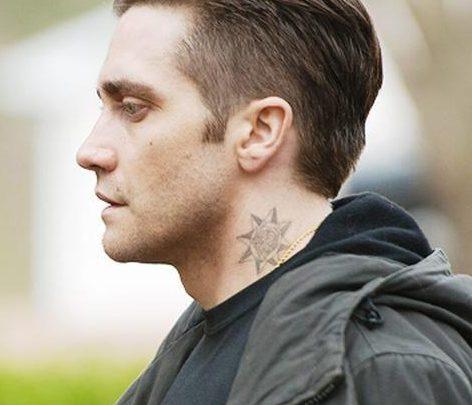 Dem Jake Gyllenhaal säin Tattoo um Hals